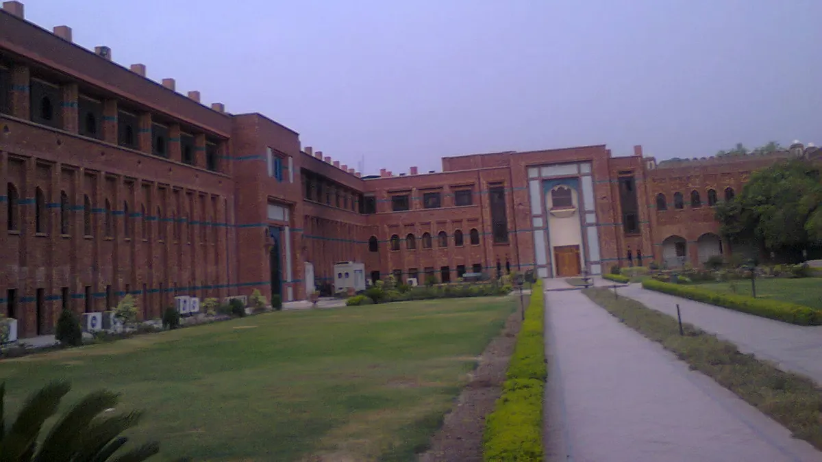 Red-brick buildings and lawn of the FAST-NUCES Lahore campus in Block B, Faisal Town